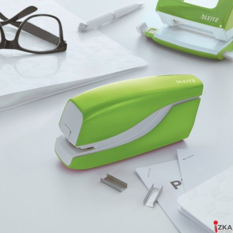 Zszywacz elektryczny na baterie WOW, zielony, 3 lata gwarancji, 10 kartek 55661054 LEITZ